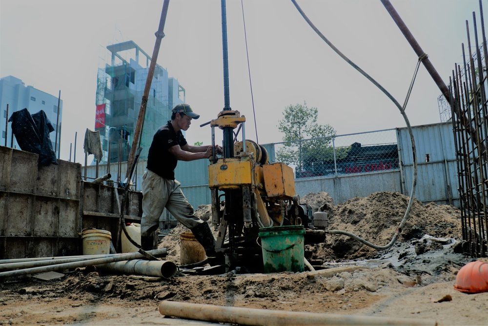 Công nhân đội nắng, tăng tốc hoàn thành đại công trường đường Nguyễn Hữu Cảnh - Ảnh 2.