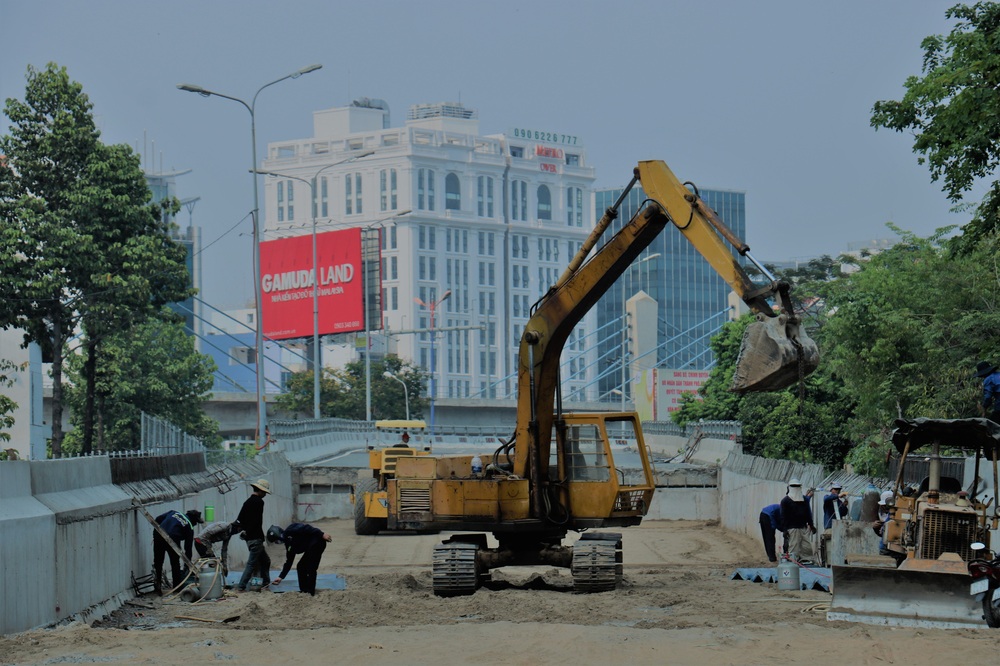 Công nhân đội nắng, tăng tốc hoàn thành đại công trường đường Nguyễn Hữu Cảnh - Ảnh 4.