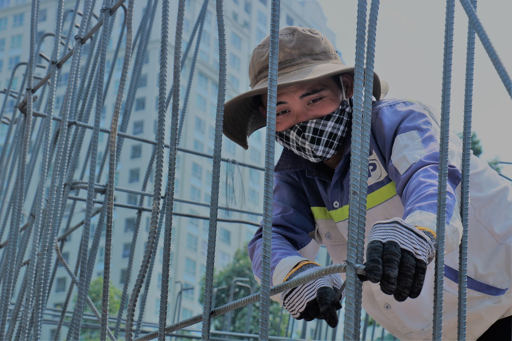 Công nhân đội nắng, tăng tốc hoàn thành đại công trường đường Nguyễn Hữu Cảnh - Ảnh 5.