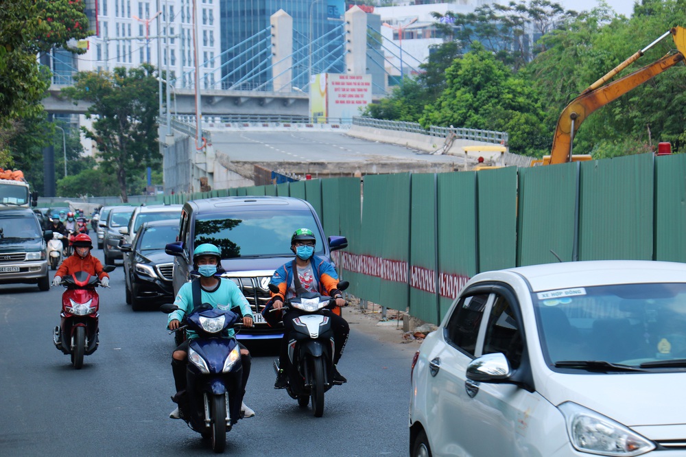 Công nhân đội nắng, tăng tốc hoàn thành đại công trường đường Nguyễn Hữu Cảnh - Ảnh 6.