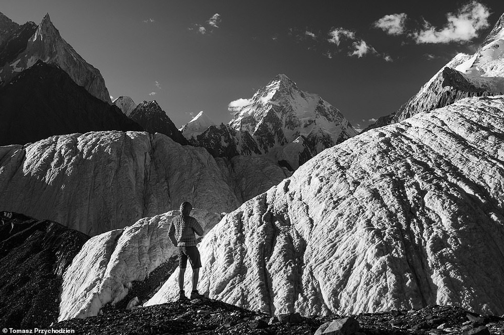 Những bức hình đen trắng tuyệt đẹp nhưng u ám về dãy núi cứ 4 người đi, 1 người không trở về - Ảnh 3.