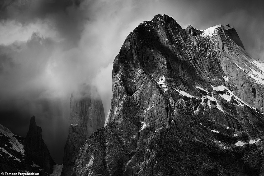 Những bức hình đen trắng tuyệt đẹp nhưng u ám về dãy núi cứ 4 người đi, 1 người không trở về - Ảnh 5.