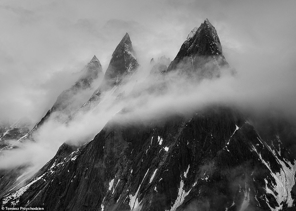 Những bức hình đen trắng tuyệt đẹp nhưng u ám về dãy núi cứ 4 người đi, 1 người không trở về - Ảnh 17.