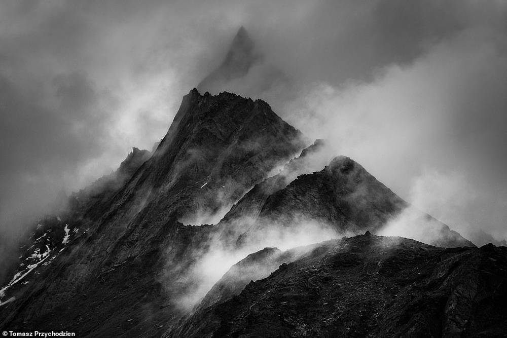 Những bức hình đen trắng tuyệt đẹp nhưng u ám về dãy núi cứ 4 người đi, 1 người không trở về - Ảnh 18.