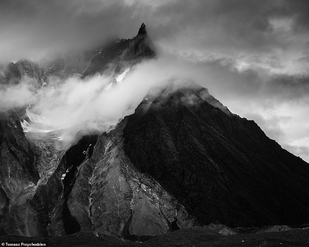 Những bức hình đen trắng tuyệt đẹp nhưng u ám về dãy núi cứ 4 người đi, 1 người không trở về - Ảnh 19.