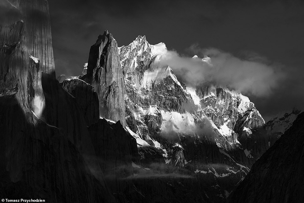 Những bức hình đen trắng tuyệt đẹp nhưng u ám về dãy núi cứ 4 người đi, 1 người không trở về - Ảnh 20.