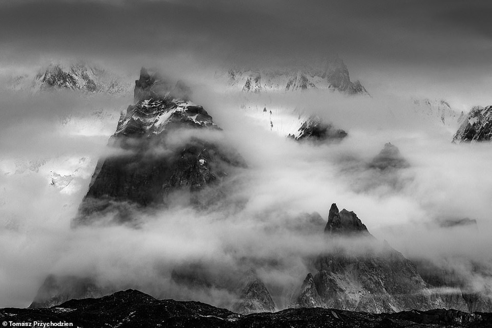 Những bức hình đen trắng tuyệt đẹp nhưng u ám về dãy núi cứ 4 người đi, 1 người không trở về - Ảnh 22.