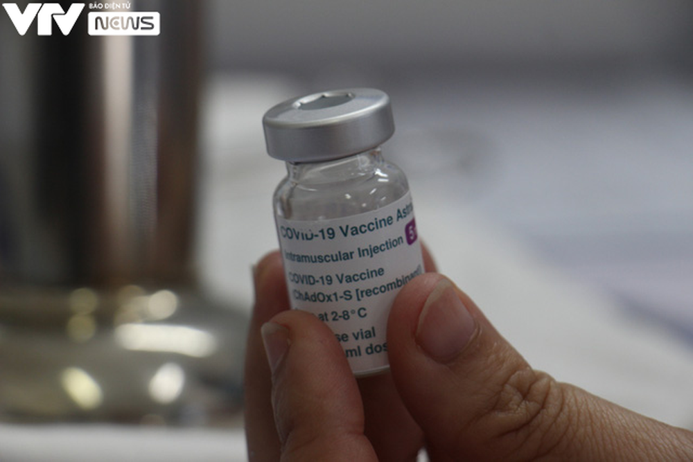 Cận cảnh quy trình tiêm vaccine phòng COVID-19 ở TP Hồ Chí Minh - Ảnh 8.
