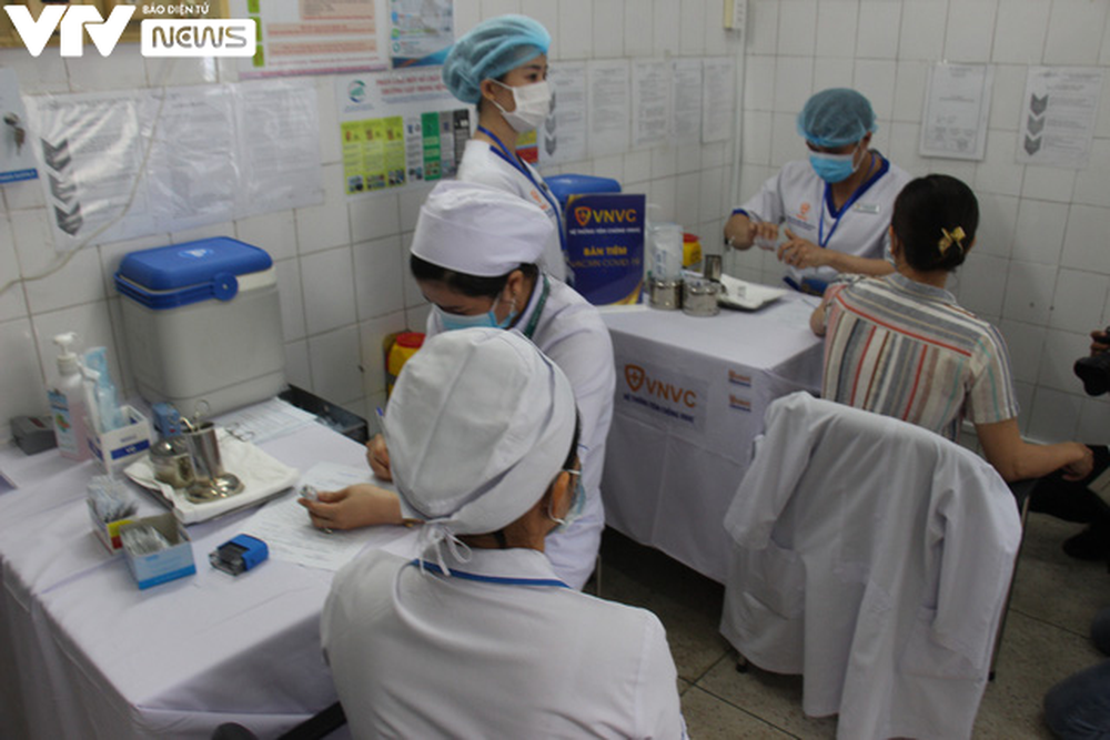 Cận cảnh quy trình tiêm vaccine phòng COVID-19 ở TP Hồ Chí Minh - Ảnh 9.