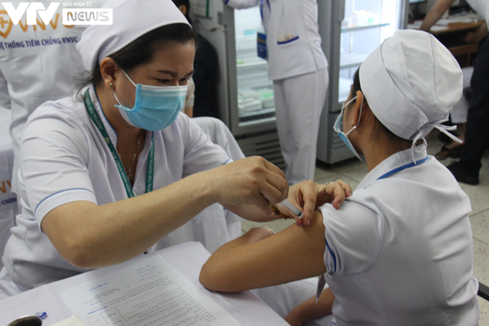Cận cảnh quy trình tiêm vaccine phòng COVID-19 ở TP Hồ Chí Minh - Ảnh 10.
