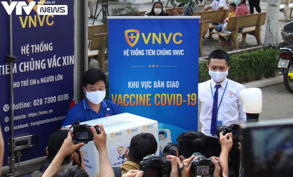 Cận cảnh quy trình tiêm vaccine phòng COVID-19 ở TP Hồ Chí Minh - Ảnh 3.