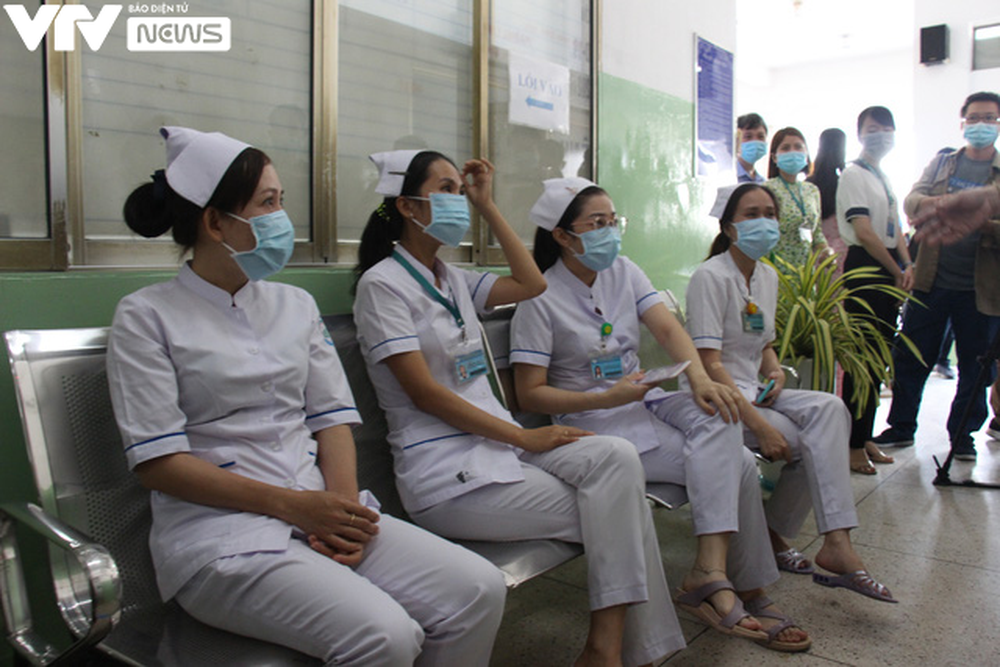 Cận cảnh quy trình tiêm vaccine phòng COVID-19 ở TP Hồ Chí Minh - Ảnh 4.