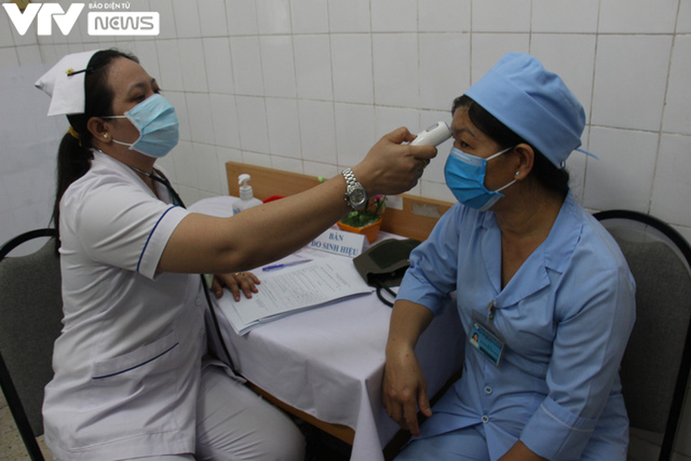 Cận cảnh quy trình tiêm vaccine phòng COVID-19 ở TP Hồ Chí Minh - Ảnh 5.
