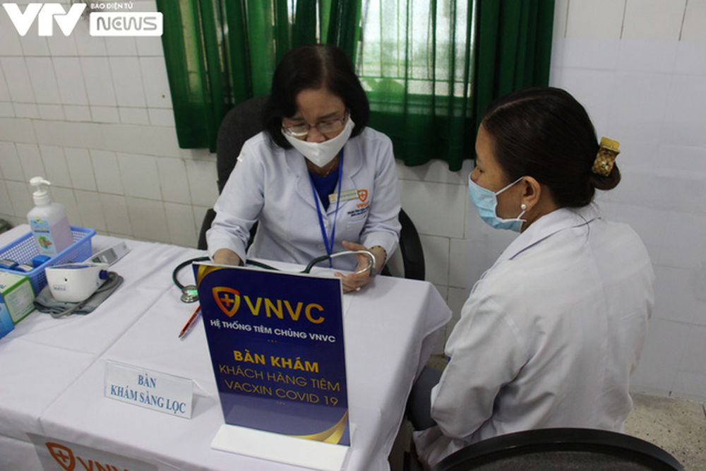 Cận cảnh quy trình tiêm vaccine phòng COVID-19 ở TP Hồ Chí Minh - Ảnh 6.