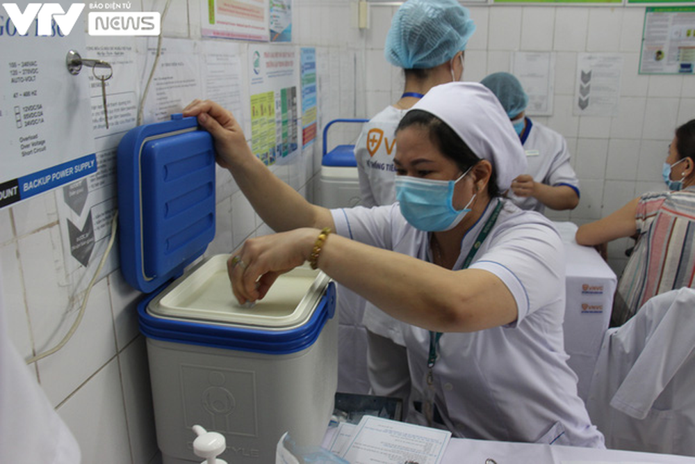 Cận cảnh quy trình tiêm vaccine phòng COVID-19 ở TP Hồ Chí Minh - Ảnh 7.