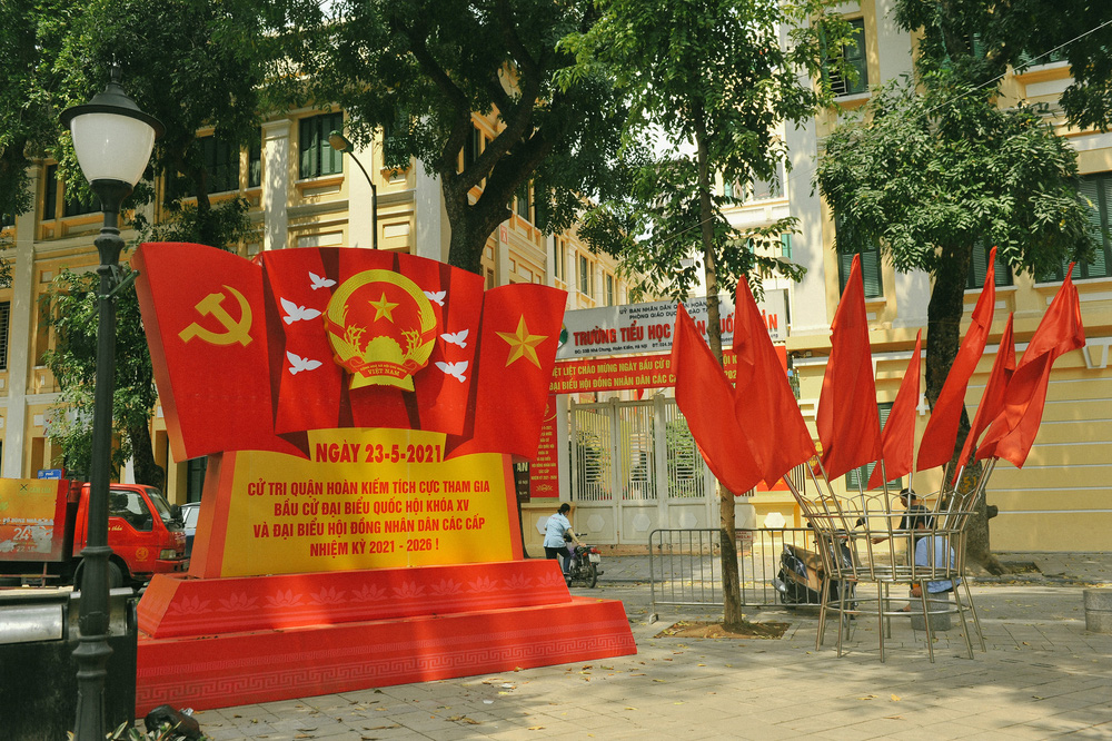 Thủ đô Hà Nội rực sắc đỏ chào mừng cuộc bầu cử Đại biểu Quốc hội và HĐND - Ảnh 1.