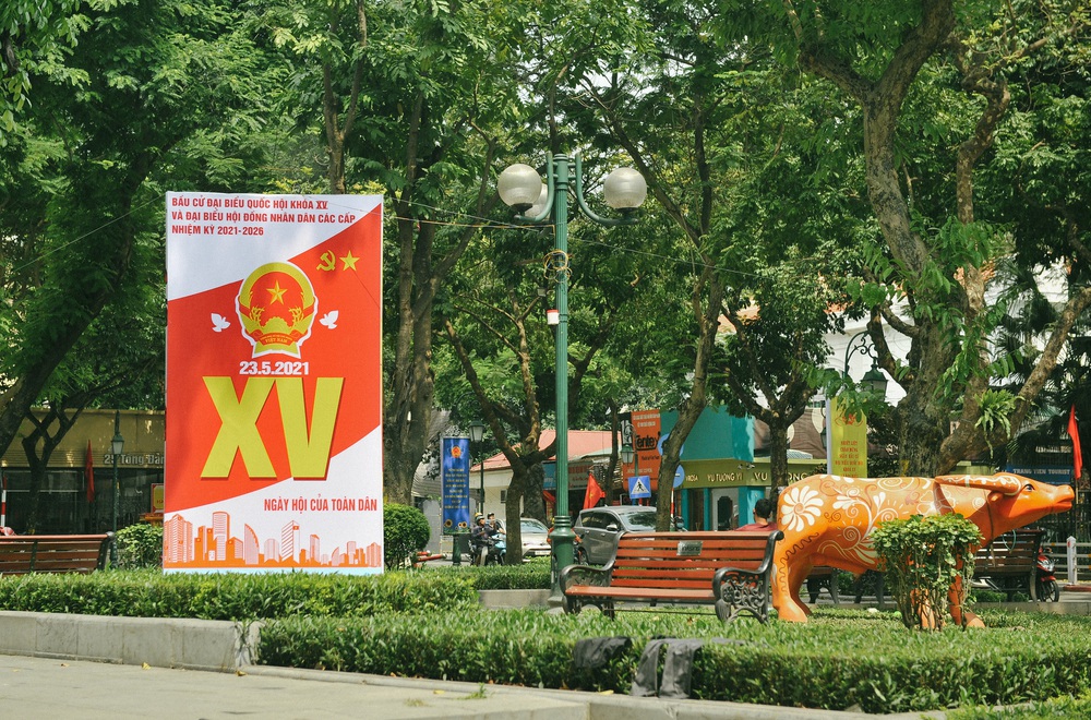 Thủ đô Hà Nội rực sắc đỏ chào mừng cuộc bầu cử Đại biểu Quốc hội và HĐND - Ảnh 3.