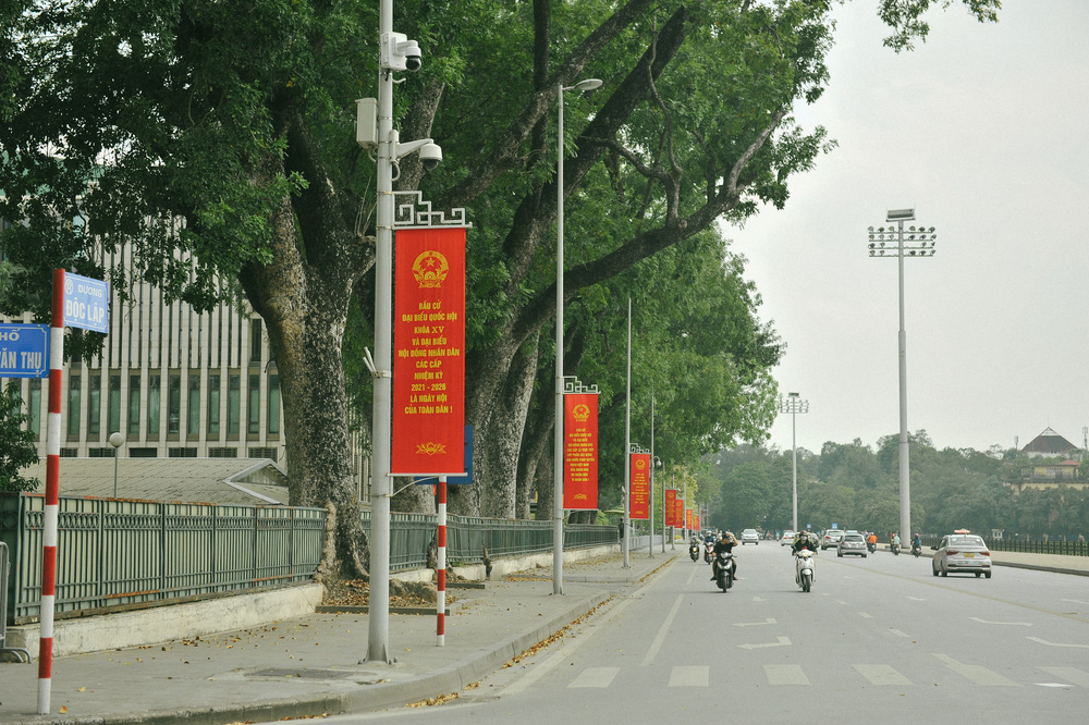 Thủ đô Hà Nội rực sắc đỏ chào mừng cuộc bầu cử Đại biểu Quốc hội và HĐND - Ảnh 8.