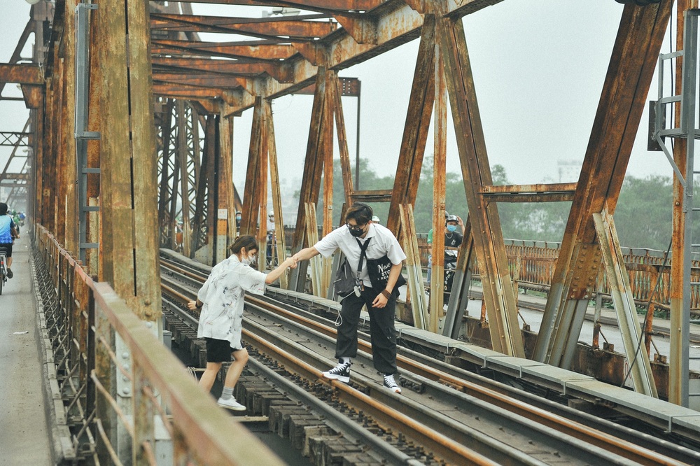 Vượt rào, chụp ảnh trên đường ray cầu Long Biên: Đổi nguy hiểm thật để lấy tấm hình sống ảo liệu có đáng? - Ảnh 6.
