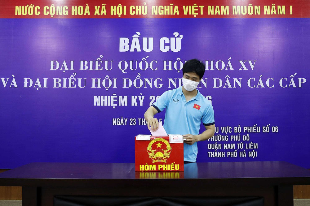ẢNH: ĐT Việt Nam và ĐT U22 Việt Nam bỏ phiếu bầu ĐBQH khóa XV và đại biểu HĐND các cấp nhiệm kỳ 2021-2026 - Ảnh 10.