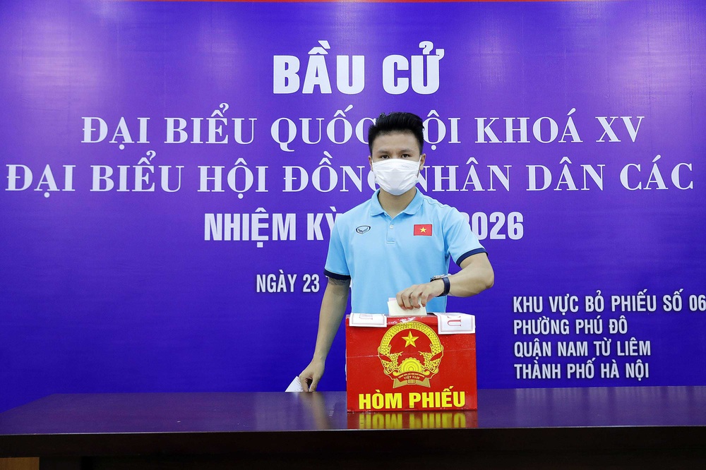 ẢNH: ĐT Việt Nam và ĐT U22 Việt Nam bỏ phiếu bầu ĐBQH khóa XV và đại biểu HĐND các cấp nhiệm kỳ 2021-2026 - Ảnh 9.