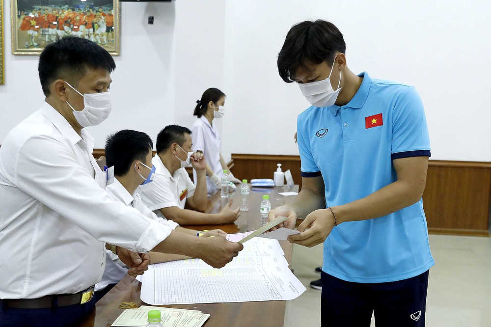 ẢNH: ĐT Việt Nam và ĐT U22 Việt Nam bỏ phiếu bầu ĐBQH khóa XV và đại biểu HĐND các cấp nhiệm kỳ 2021-2026 - Ảnh 4.