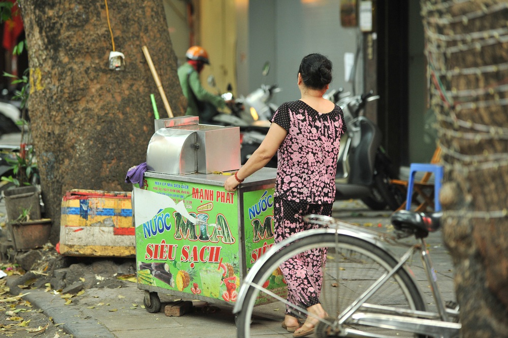 Hàng quán vỉa hè Hà Nội bắt đầu đóng cửa từ chiều 3/5 - Ảnh 8.