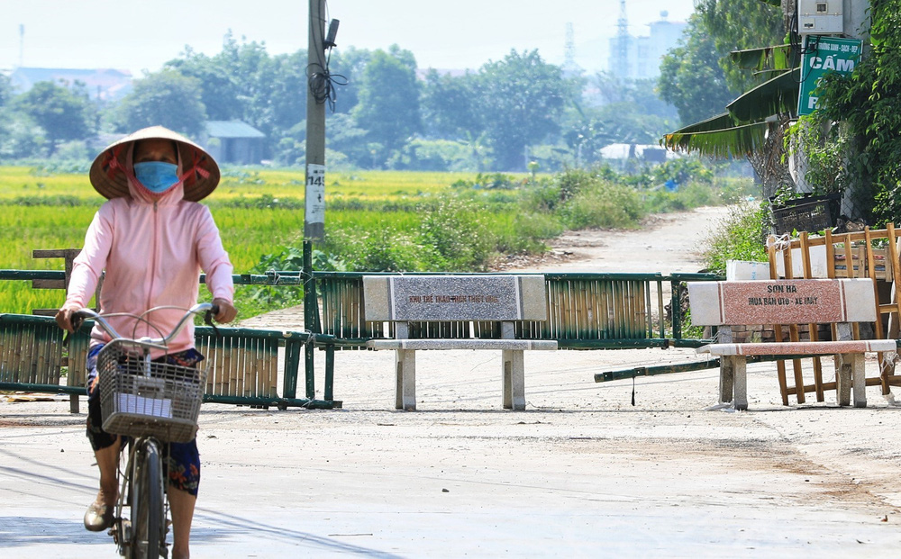 Huyện Đông Anh lập chốt kiểm soát chặt chẽ khu vực giáp ranh Hà Nội - Bắc Ninh - Ảnh 3.