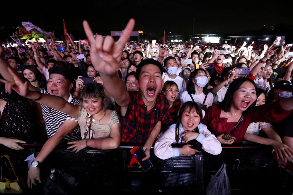 Hàng nghìn người không đeo khẩu trang tham dự nhạc hội ở Vũ Hán - Ảnh 8.