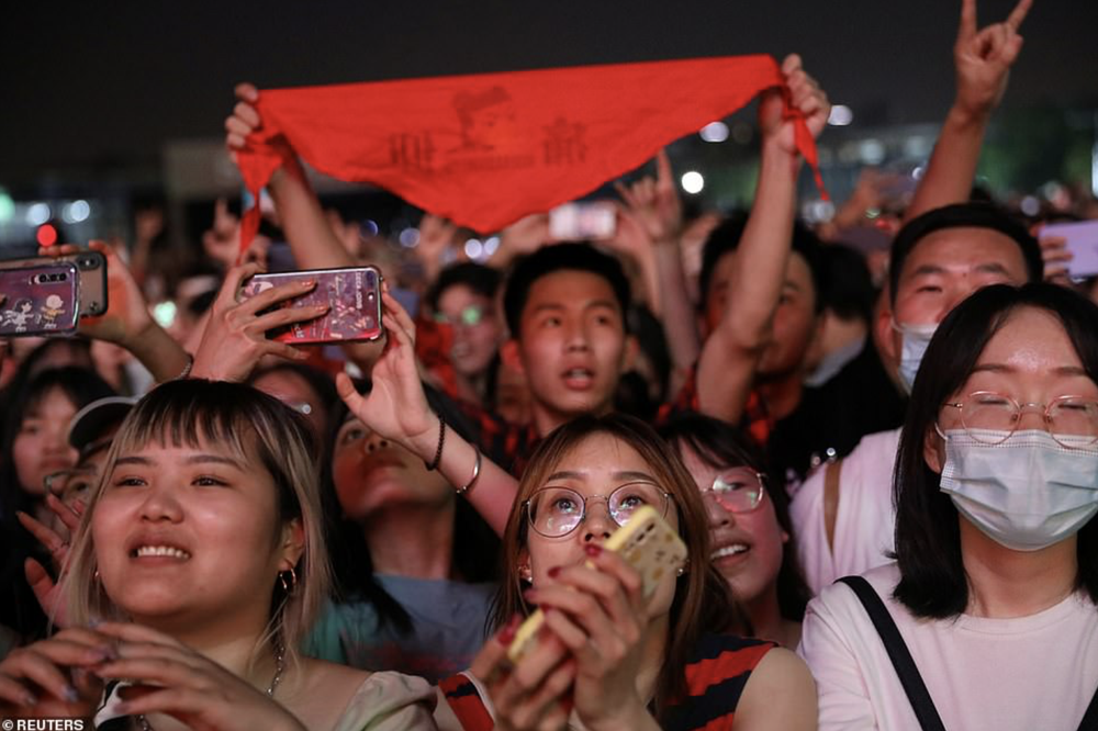 Hàng nghìn người không đeo khẩu trang tham dự nhạc hội ở Vũ Hán - Ảnh 6.