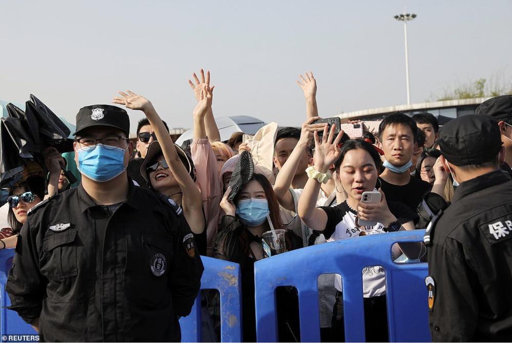 Hàng nghìn người không đeo khẩu trang tham dự nhạc hội ở Vũ Hán - Ảnh 5.