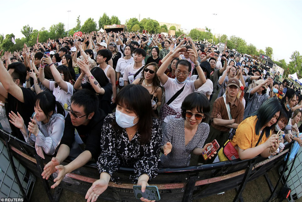 Hàng nghìn người không đeo khẩu trang tham dự nhạc hội ở Vũ Hán - Ảnh 4.