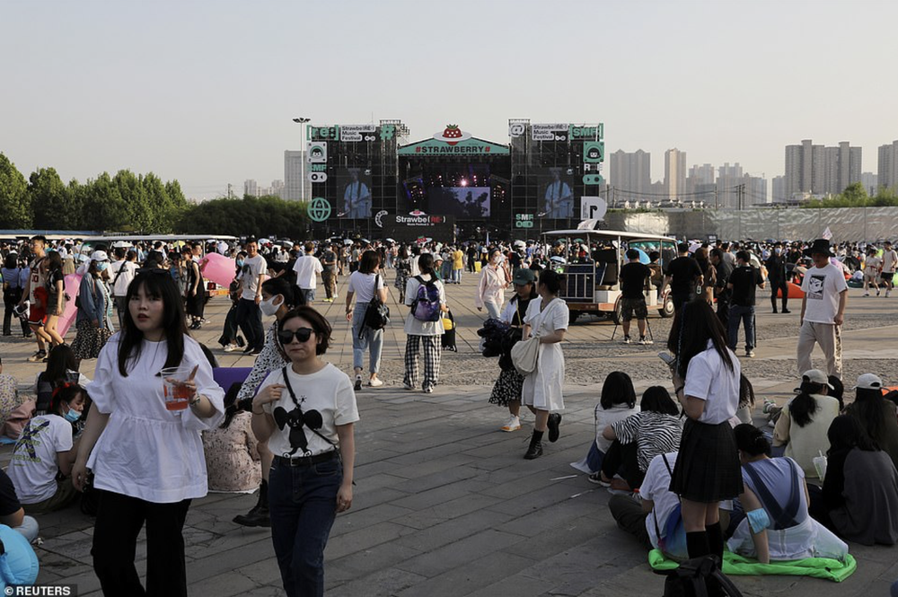 Hàng nghìn người không đeo khẩu trang tham dự nhạc hội ở Vũ Hán - Ảnh 1.
