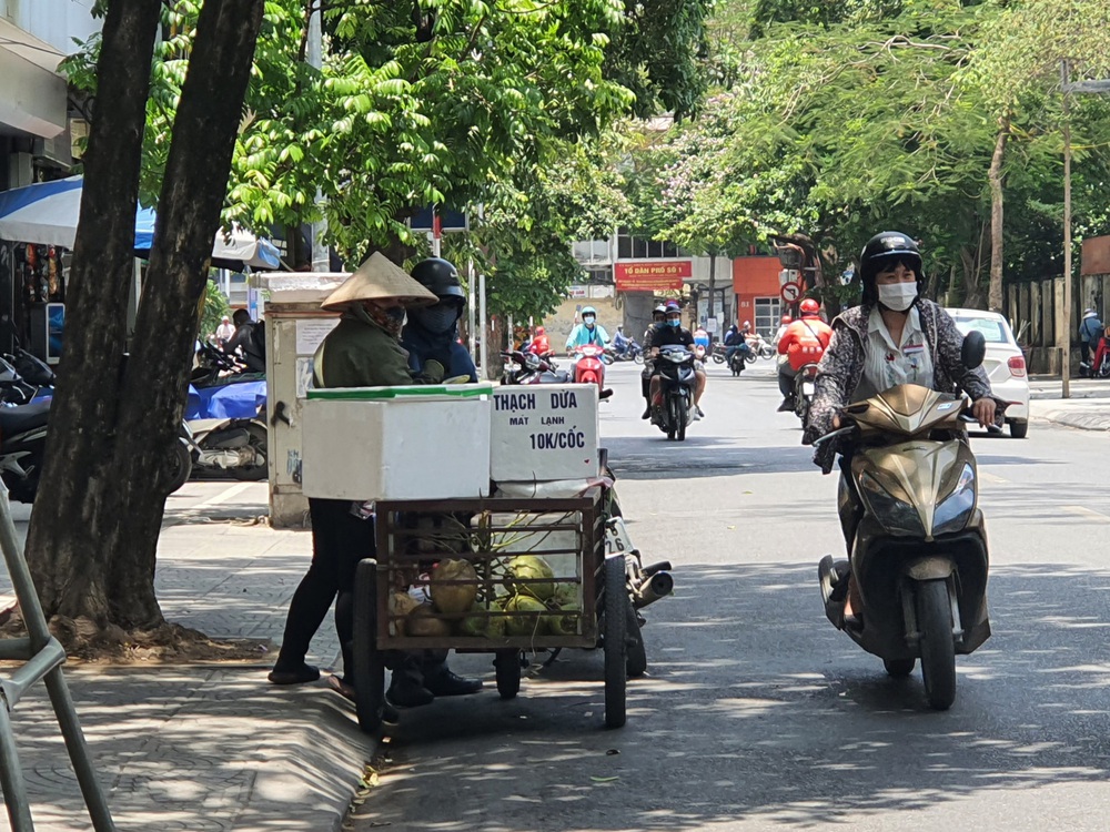 Đường phố Hà Nội vắng như Tết vì nắng nóng gay gắt 40 độ - Ảnh 10.