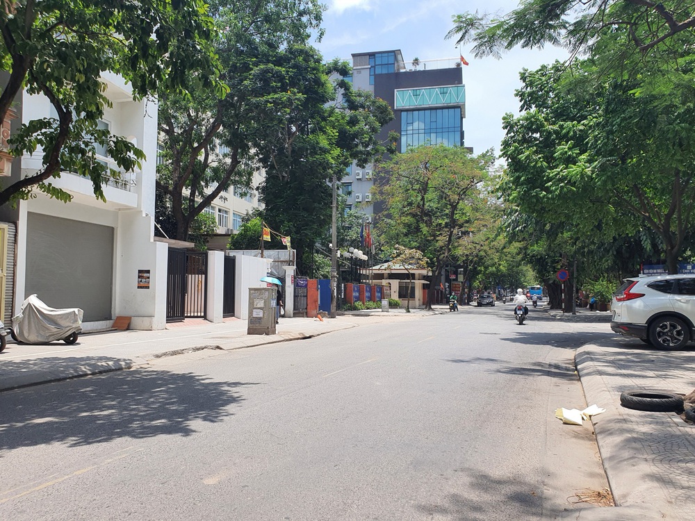 Đường phố Hà Nội vắng như Tết vì nắng nóng gay gắt 40 độ - Ảnh 11.