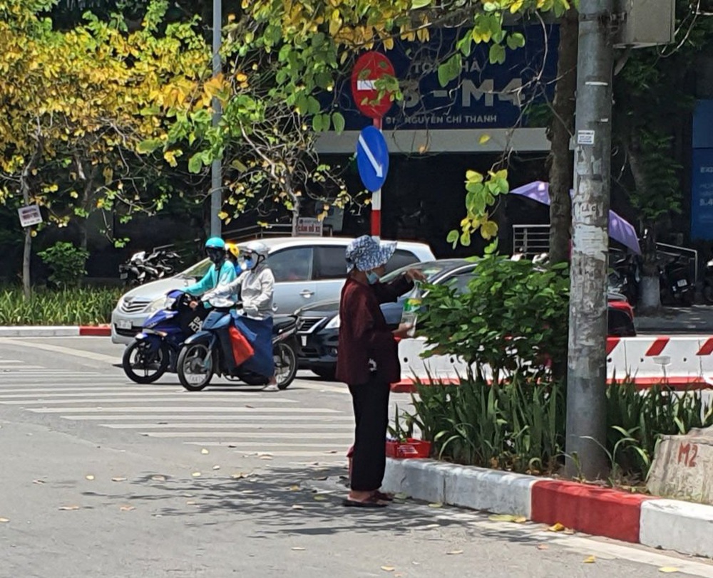 Đường phố Hà Nội vắng như Tết vì nắng nóng gay gắt 40 độ - Ảnh 5.