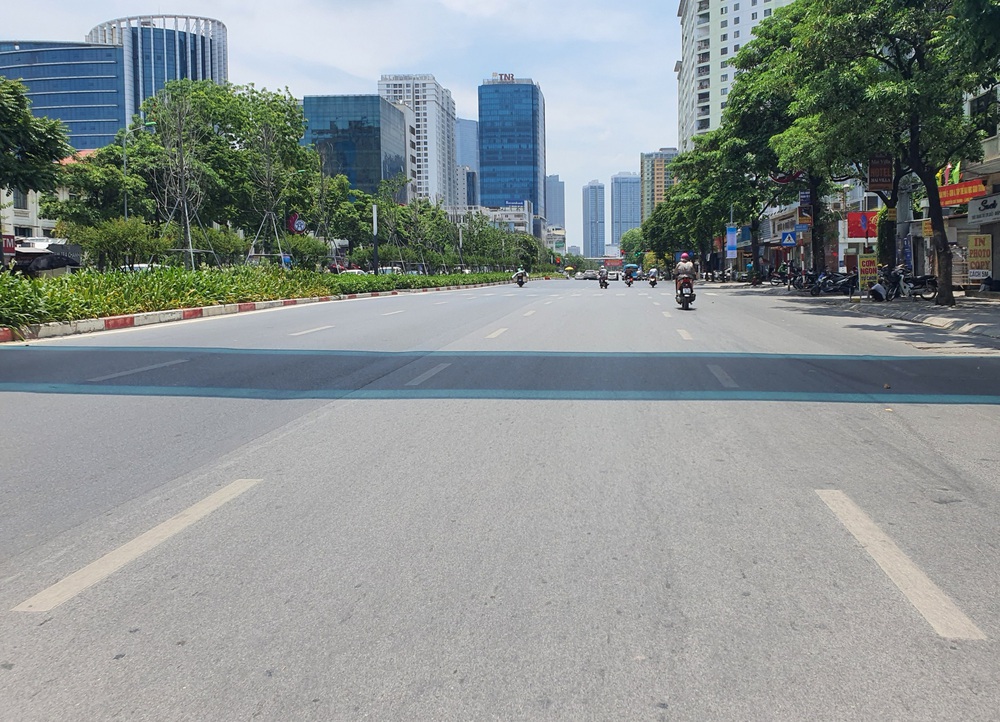 Đường phố Hà Nội vắng như Tết vì nắng nóng gay gắt 40 độ - Ảnh 1.