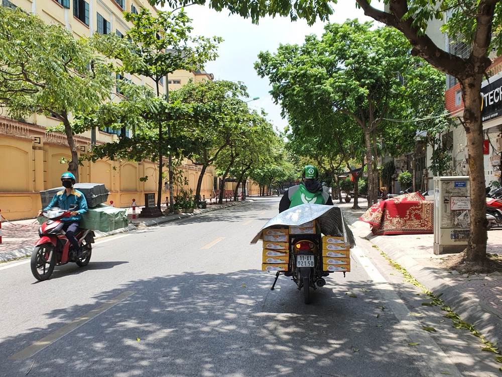 Đường phố Hà Nội vắng như Tết vì nắng nóng gay gắt 40 độ - Ảnh 4.