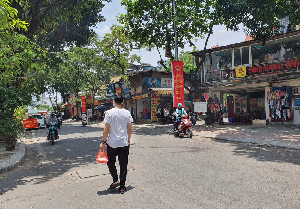 Đường phố Hà Nội vắng như Tết vì nắng nóng gay gắt 40 độ - Ảnh 7.
