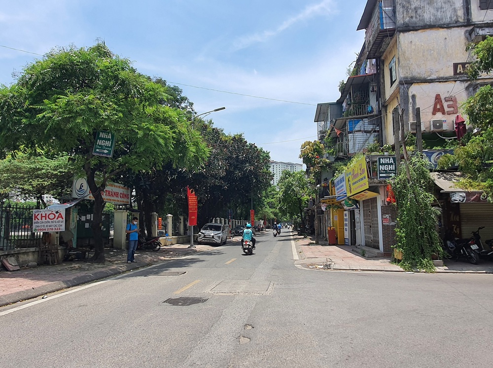 Đường phố Hà Nội vắng như Tết vì nắng nóng gay gắt 40 độ - Ảnh 2.