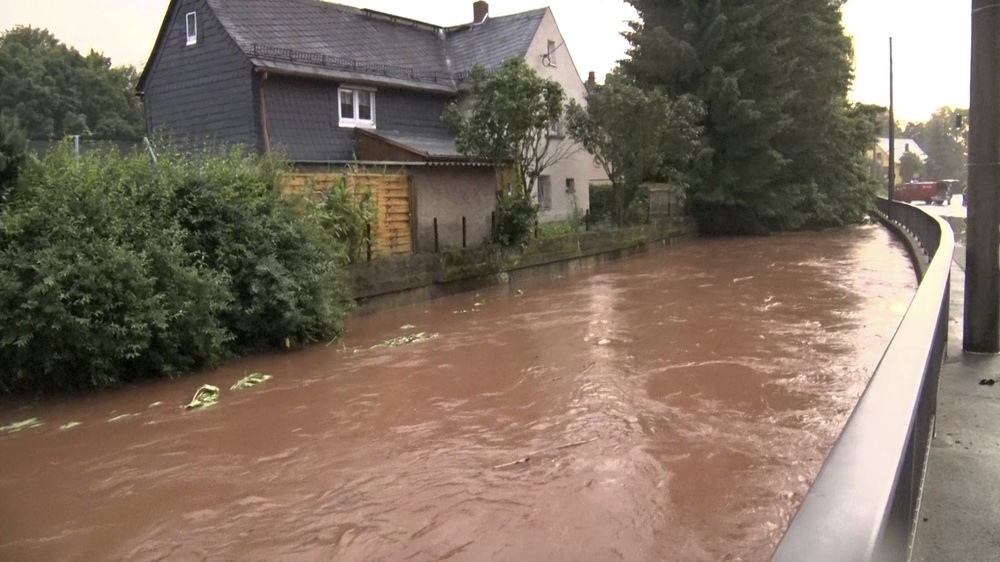 Số nạn nhân tử vong trong trận mưa lũ lịch sử ở Đức và Bỉ tăng lên 170 người - Ảnh 15.
