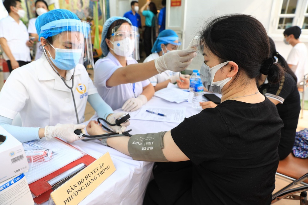 Người dân quận Hoàn Kiếm tiêm vaccine ngừa COVID-19, tuân thủ nghiêm 5K - Ảnh 13.
