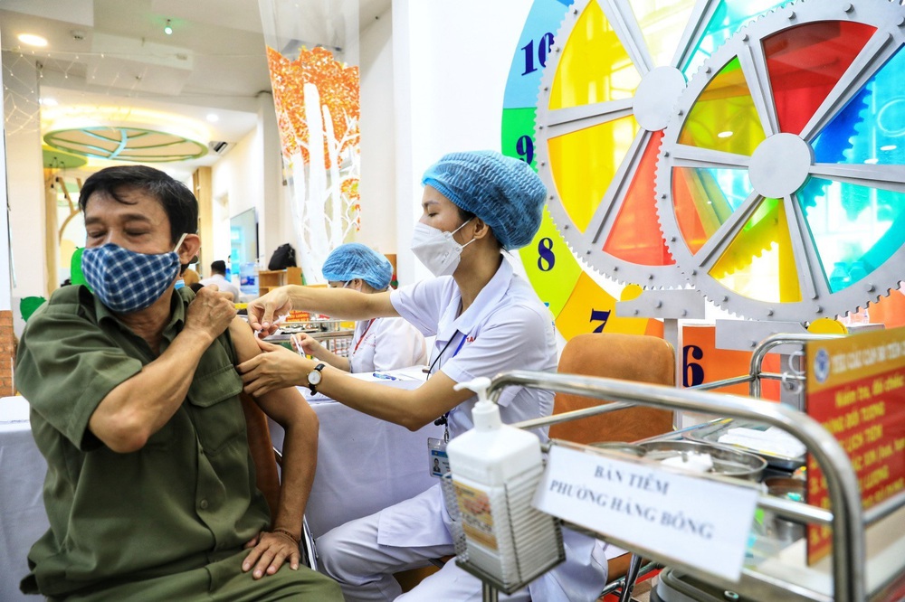 Người dân quận Hoàn Kiếm tiêm vaccine ngừa COVID-19, tuân thủ nghiêm 5K - Ảnh 18.