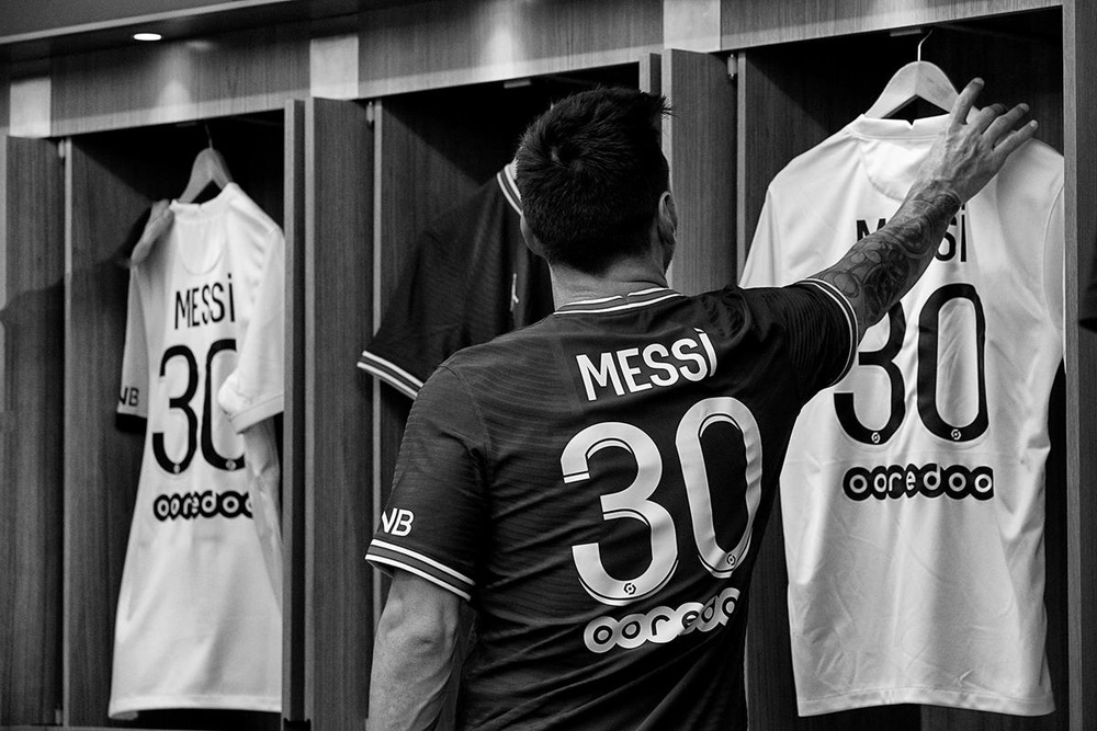 CHÙM ẢNH: Lionel Messi đến PSG ký hợp và ra mắt đội bóng mới  - Ảnh 15.