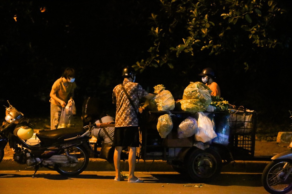 Hà Nội: Họp chợ lúc nửa đêm để né chốt kiểm soát phòng dịch - Ảnh 5.