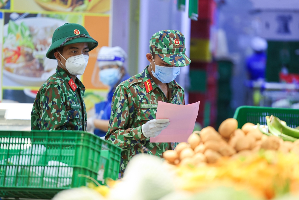 Bộ đội “đi chợ hộ” người dân ở tâm dịch TP Hồ Chí Minh: Người nhễ nhại mồ hôi, người tỉ mỉ check hàng - Ảnh 5.