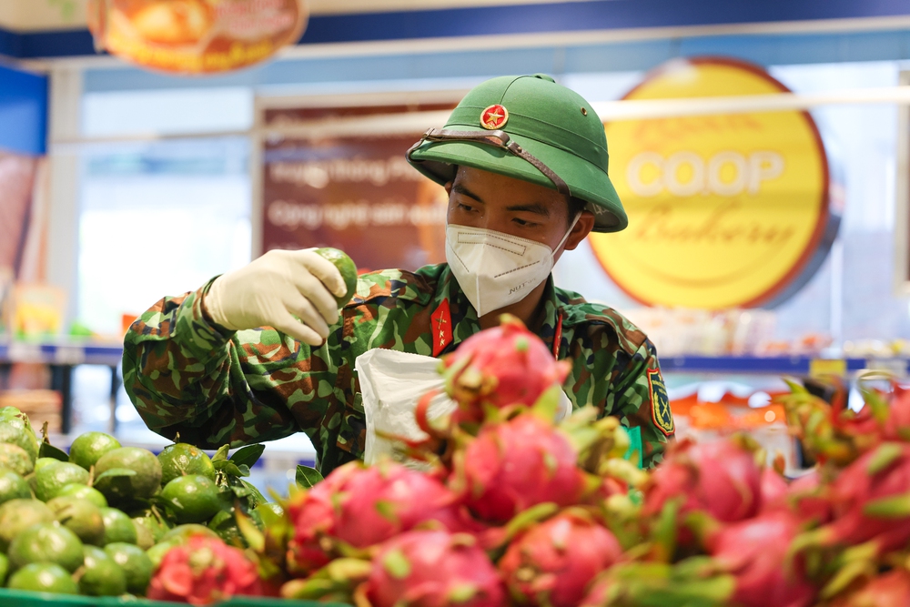 Bộ đội “đi chợ hộ” người dân ở tâm dịch TP Hồ Chí Minh: Người nhễ nhại mồ hôi, người tỉ mỉ check hàng - Ảnh 11.
