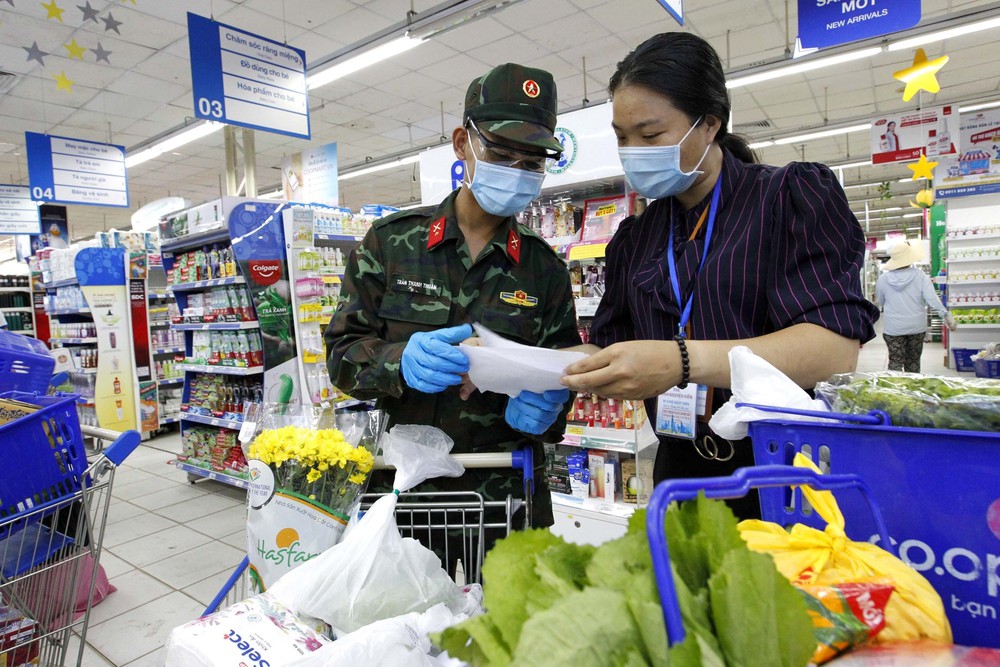 Bộ đội “đi chợ hộ” người dân ở tâm dịch TP Hồ Chí Minh: Người nhễ nhại mồ hôi, người tỉ mỉ check hàng - Ảnh 4.