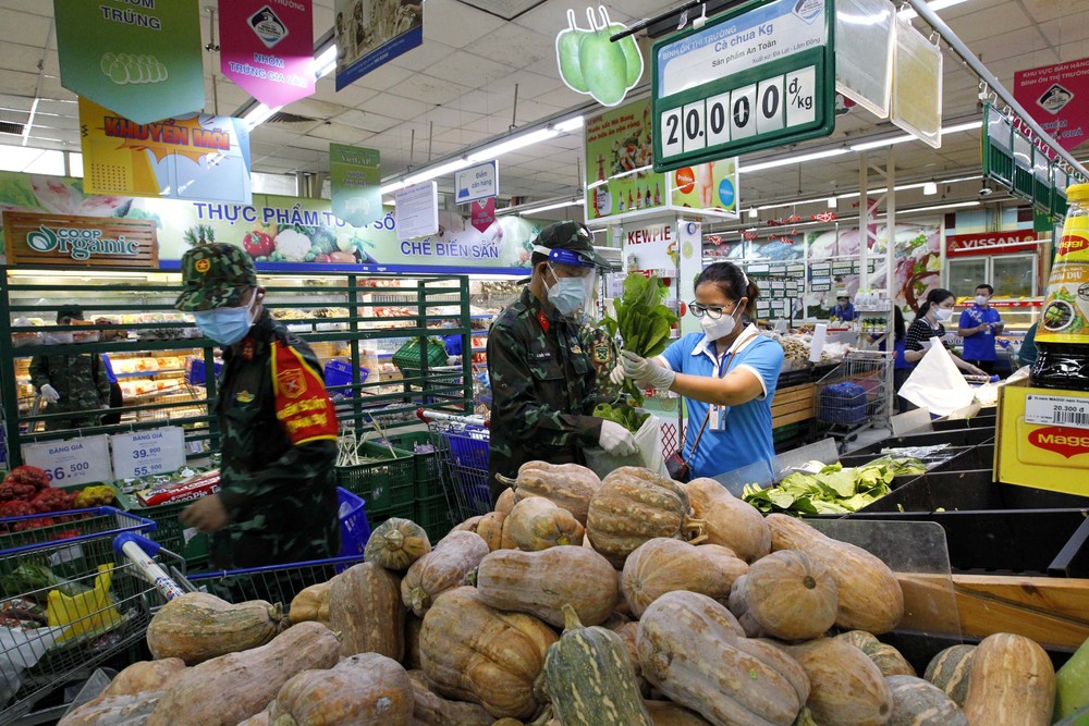Bộ đội “đi chợ hộ” người dân ở tâm dịch TP Hồ Chí Minh: Người nhễ nhại mồ hôi, người tỉ mỉ check hàng - Ảnh 1.