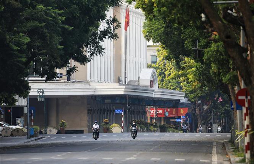Ảnh: Đường phố Hà Nội vắng vẻ sau 2 tuần giãn cách xã hội - Ảnh 15.